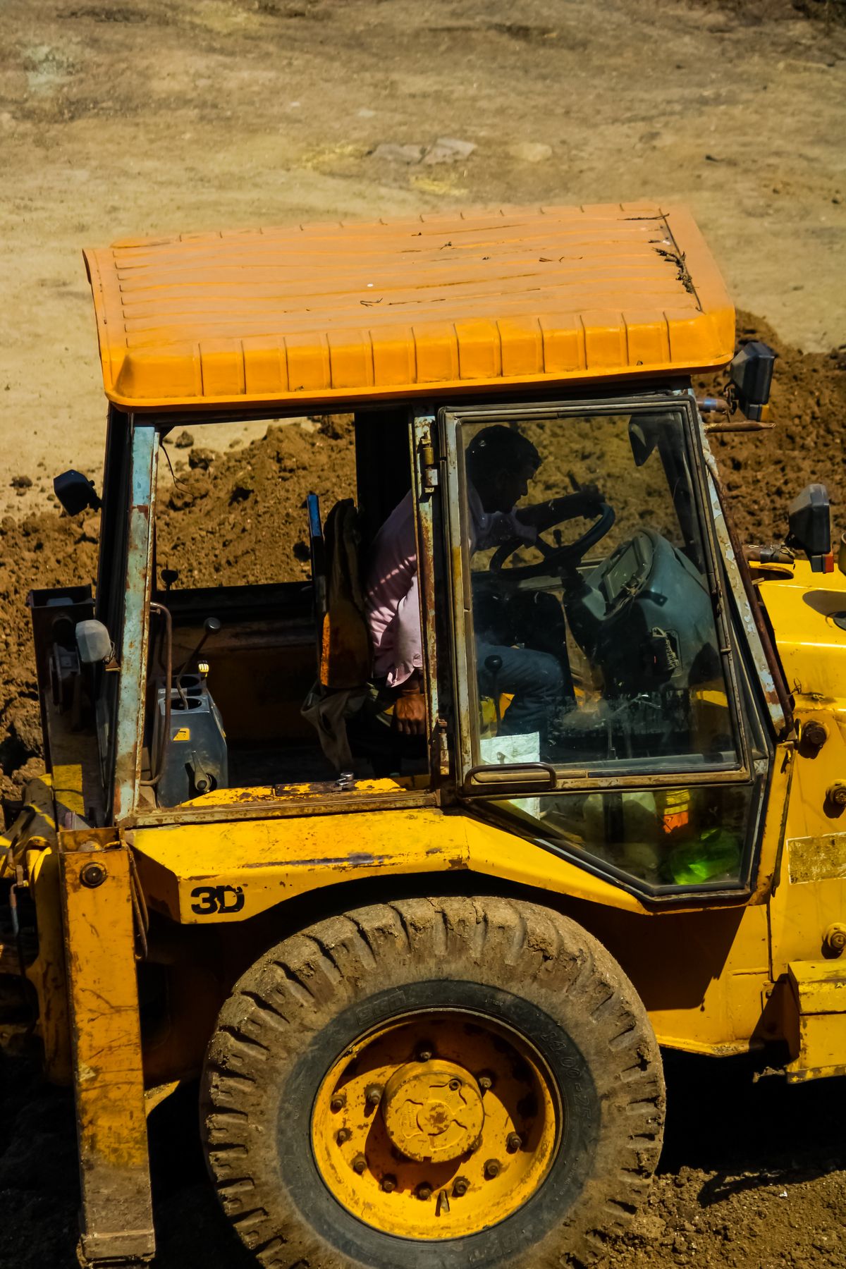Licensed heavy equipment operators for lifting, excavation, and marine cargo works.