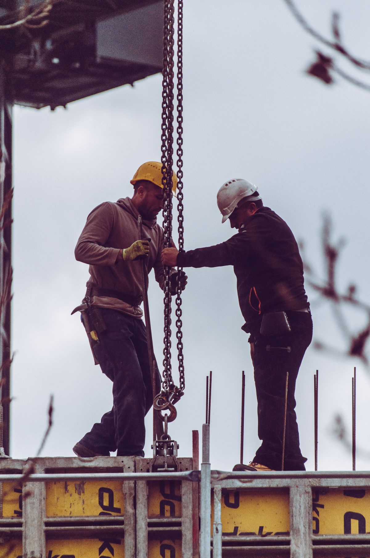 Trained riggers and banksmen for safe lifting operations on site.
